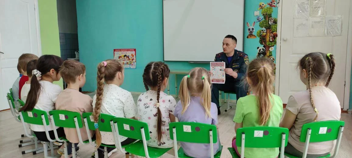В единый день безопасности несовершеннолетних воспитанники подготовительной к школе гру...