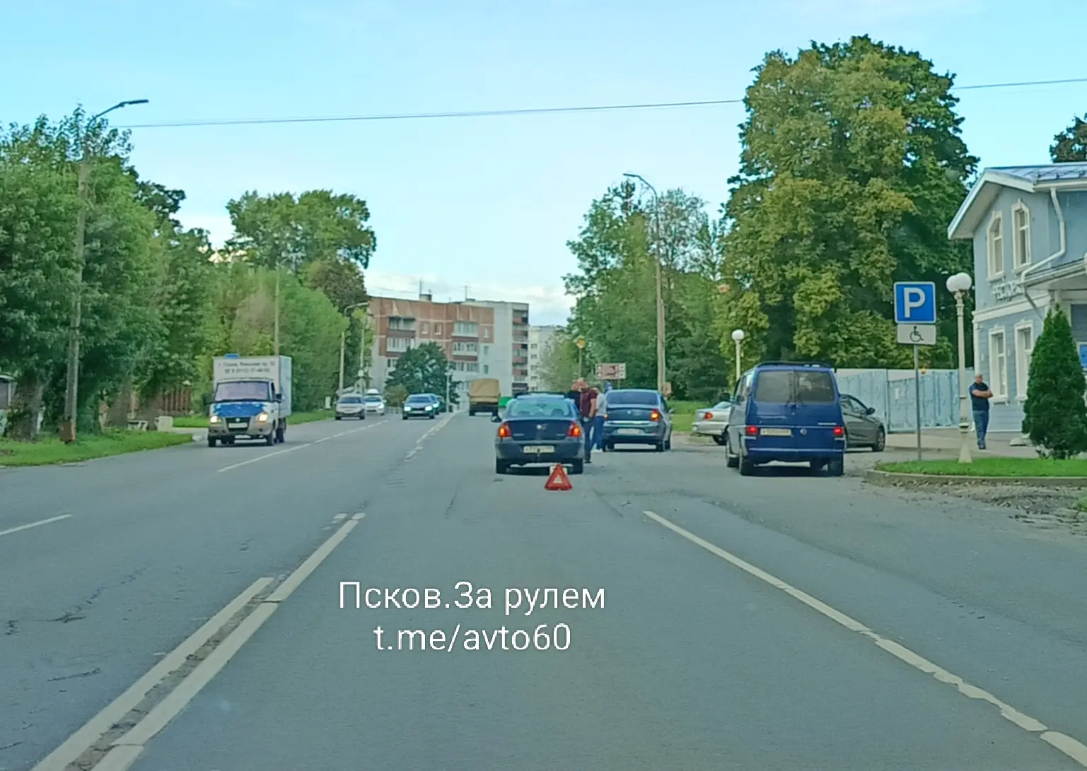 Фото к ДТП на Кузнецкой. Рено Симбол въехал в Логан.