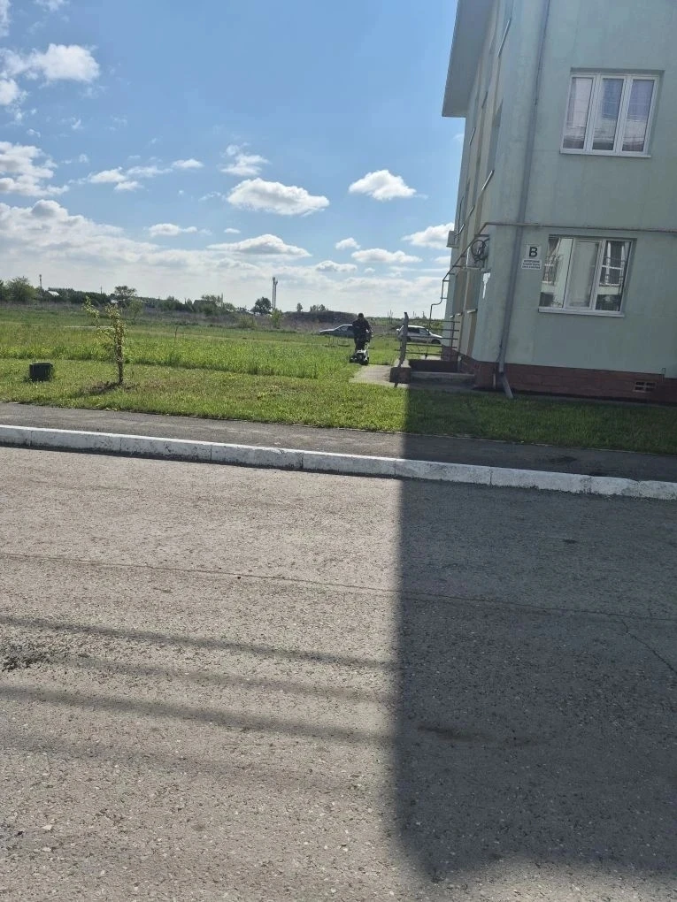 Сегодня 22.05.2026 года ведётся покос травы на придомовой территории МКД № 263/1 по ул....