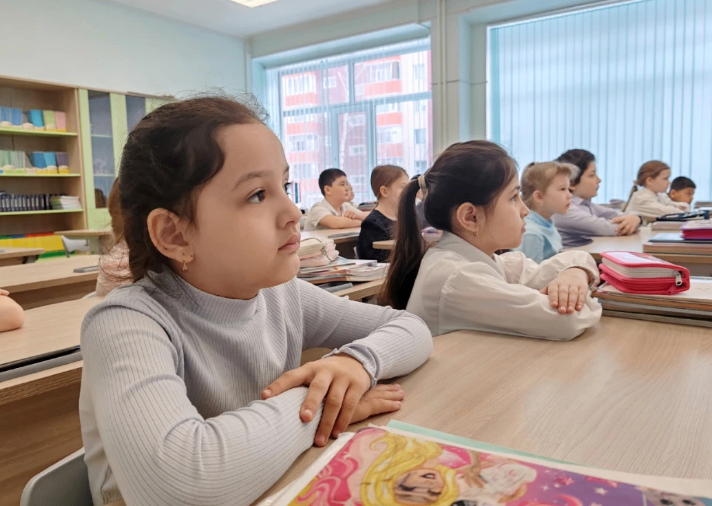 С гордостью за Родину и с заботой о планете   Сегодняшняя учебная неделя, как и всегда, началась с т