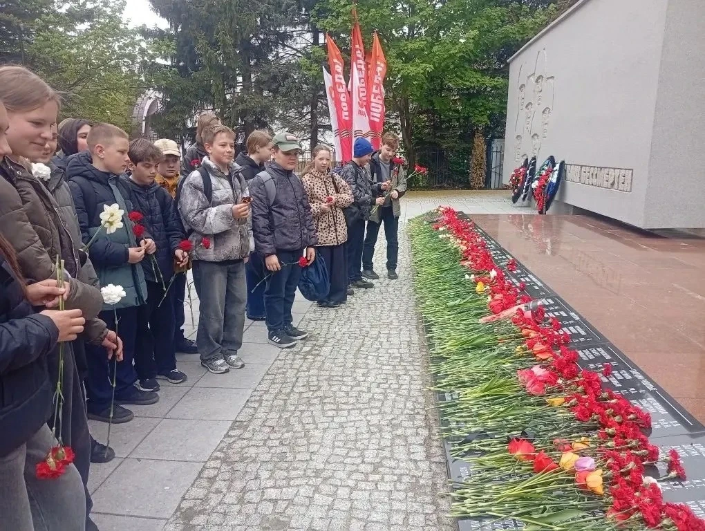 Никто не забыт, ничто не забыто. 🇷🇺  6а,8в, 9б классы  совершили важное дело — посетили Мемориальный