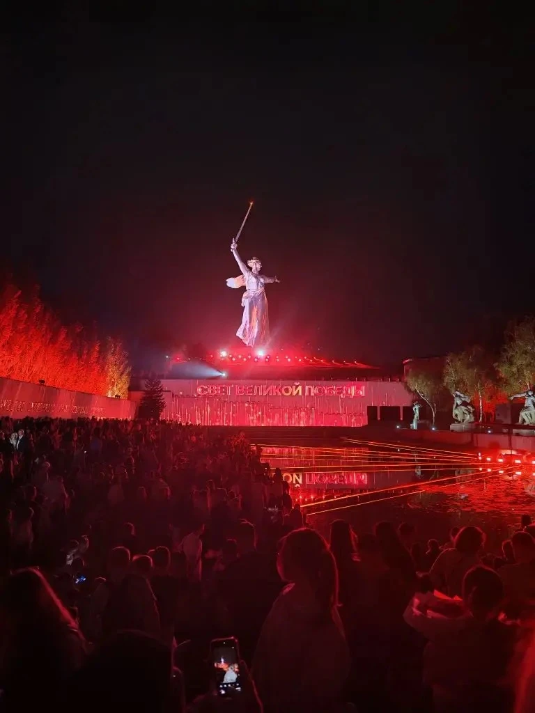 День Победы в Городе-герое Волгоград 9 мая 2026 года, группа учащихся и учителей школы №4 посетили Г