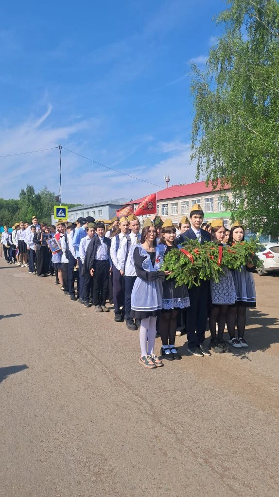 Сегодня в Парке Победы состоялся торжественный митинг, в котором приняли участие учащиеся и педагоги