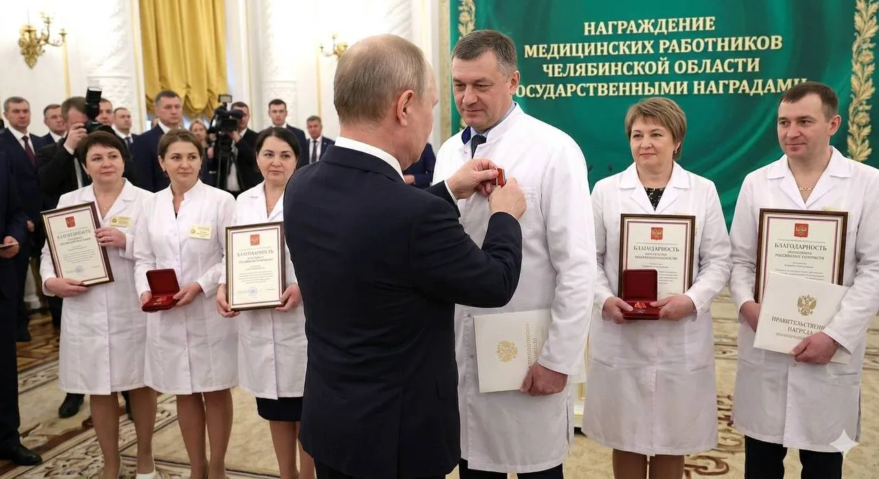 Президент РФ присвоил почетные звания и наградил шестерых медиков Челябинской области. Соответствующ