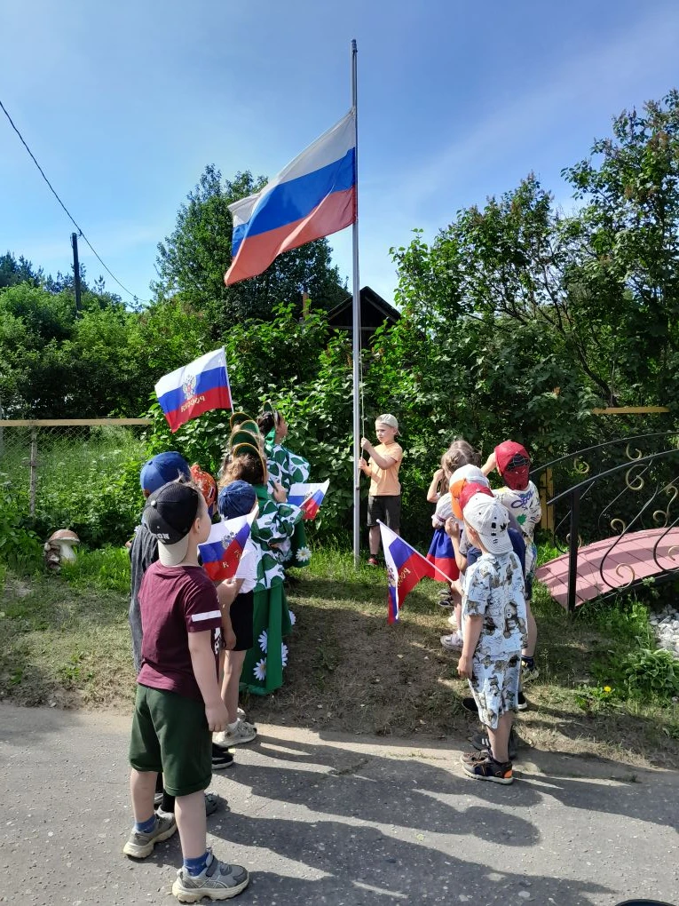 Праздничное мероприятие, посвященное дню России, мы с детьми начали с поднятия нашего флага 🇷🇺под 