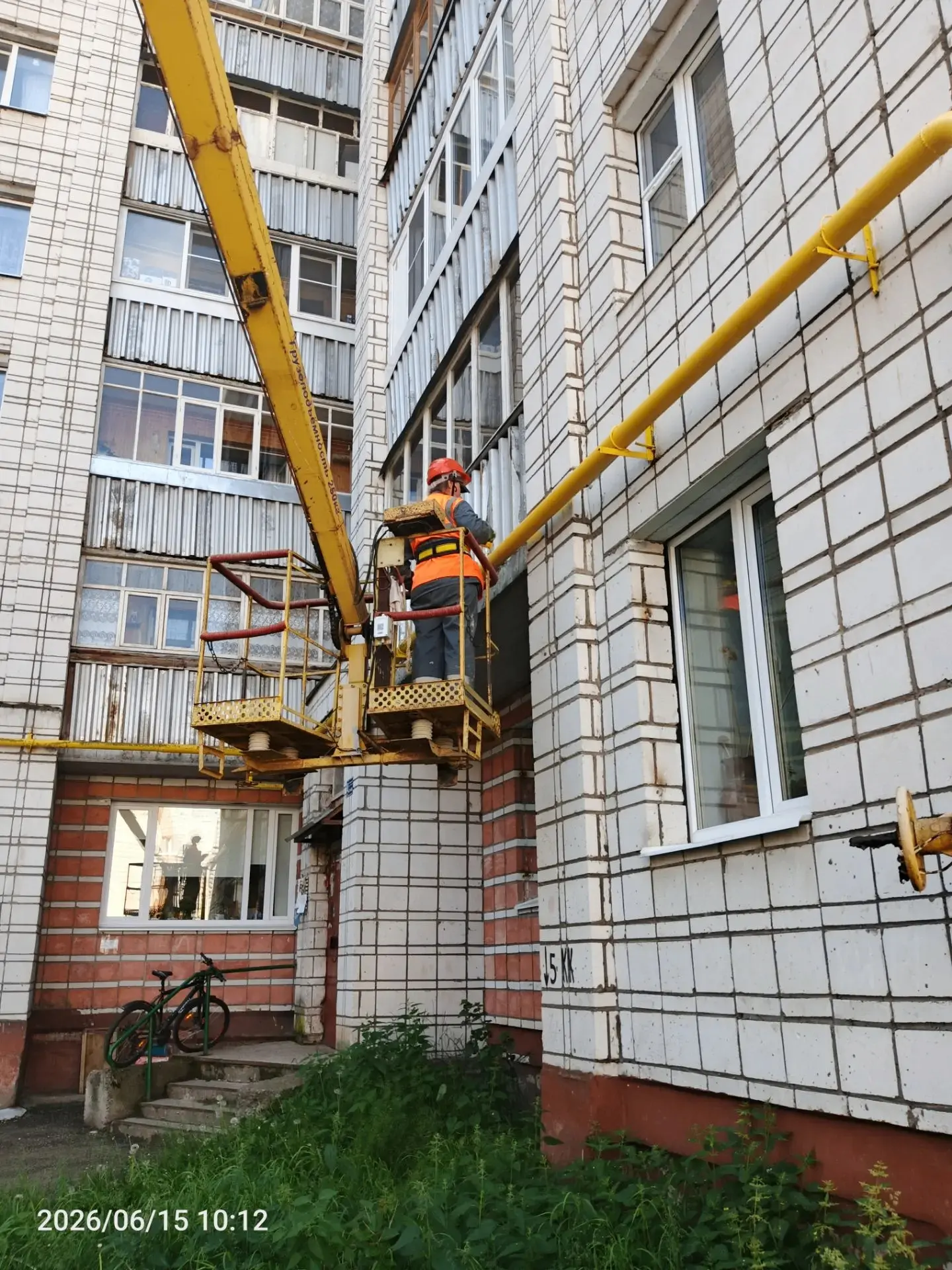 ✨Сотрудниками ЖЭУ-5 проведены работы по покраске газовой трубы по адресу Бумажников, д. 42.