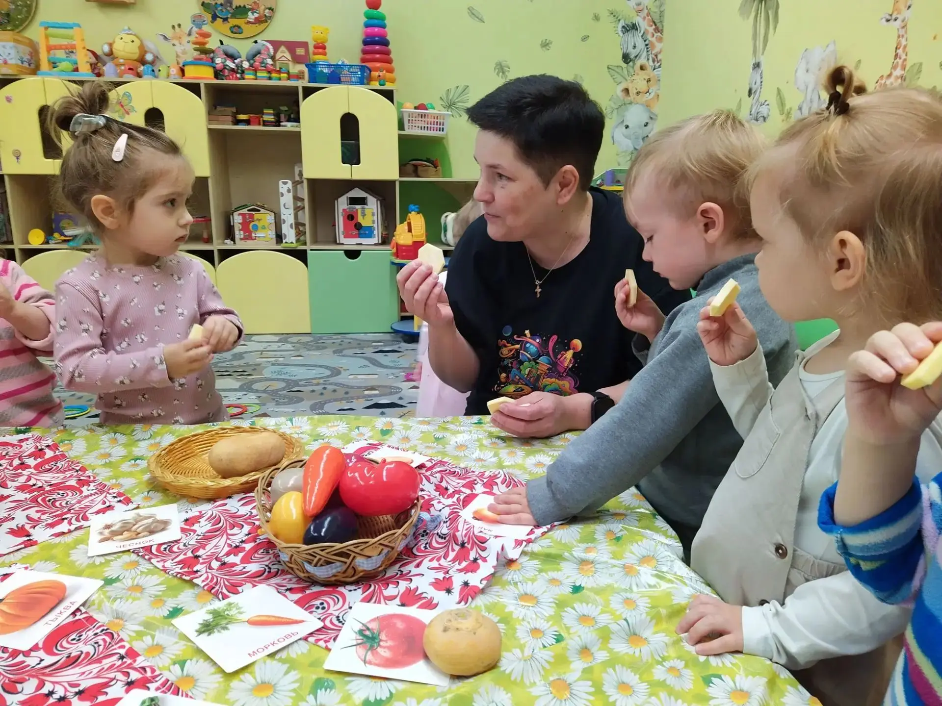 ⭐ В группе раннего возраста «Звёздочки» наши малыши изучали тему: «Осенний урожай. Овощ...