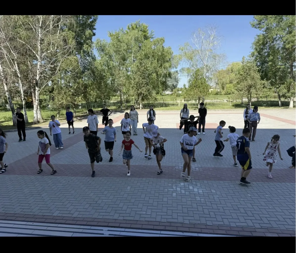 Утро началось традиционно с бодрящей зарядки. Сразу после завтрака отряды погрузились в мир полезных