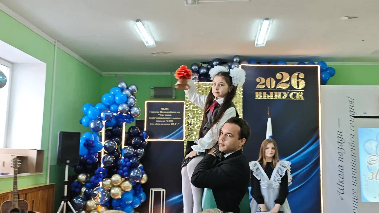 ###  Время прощания: Последний звонок для выпускников! 🎈✨

Вчера в нашей школе прозвенел Последний 