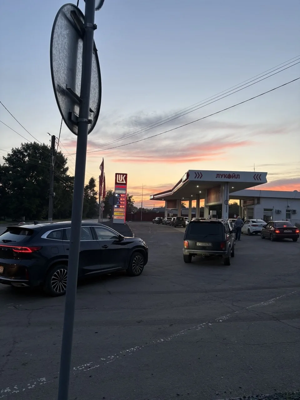 Ситуация вечером на заправке от подписчика.

Бензин есть, но очередь. Походу, одна на весь город раб
