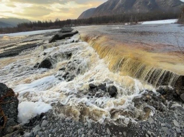 Участок автодороги «Оймякон» размыло талыми водами  Разрушение земляного полотна произошло на 51-м к