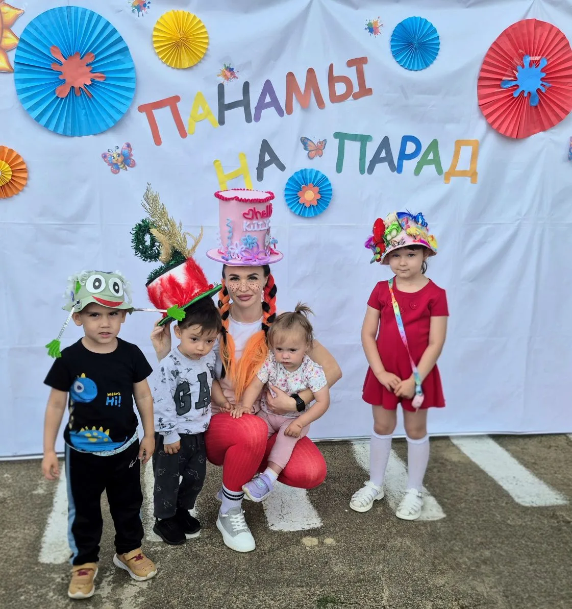 🎉 Парад панамок — ура-ура! 🎉

Сегодня в нашем детском саду было жарко — и не только из‑за погоды! 