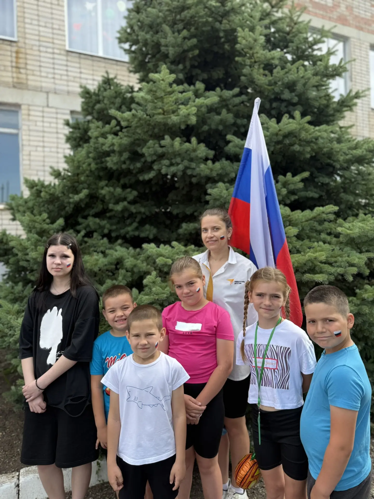 В преддверии Дня России (12 июня) советник директора по воспитанию Макарова Дарья Викто...