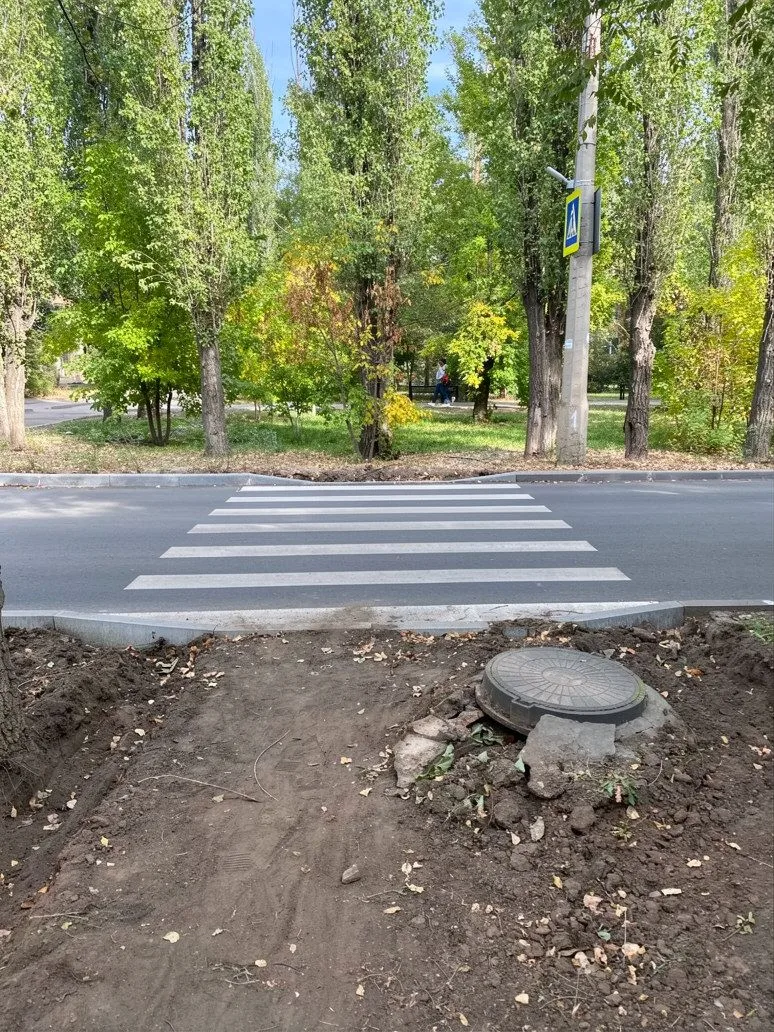 👀«Зебра» в никуда: в Волжском забыли проложить тротуар к новому переходу