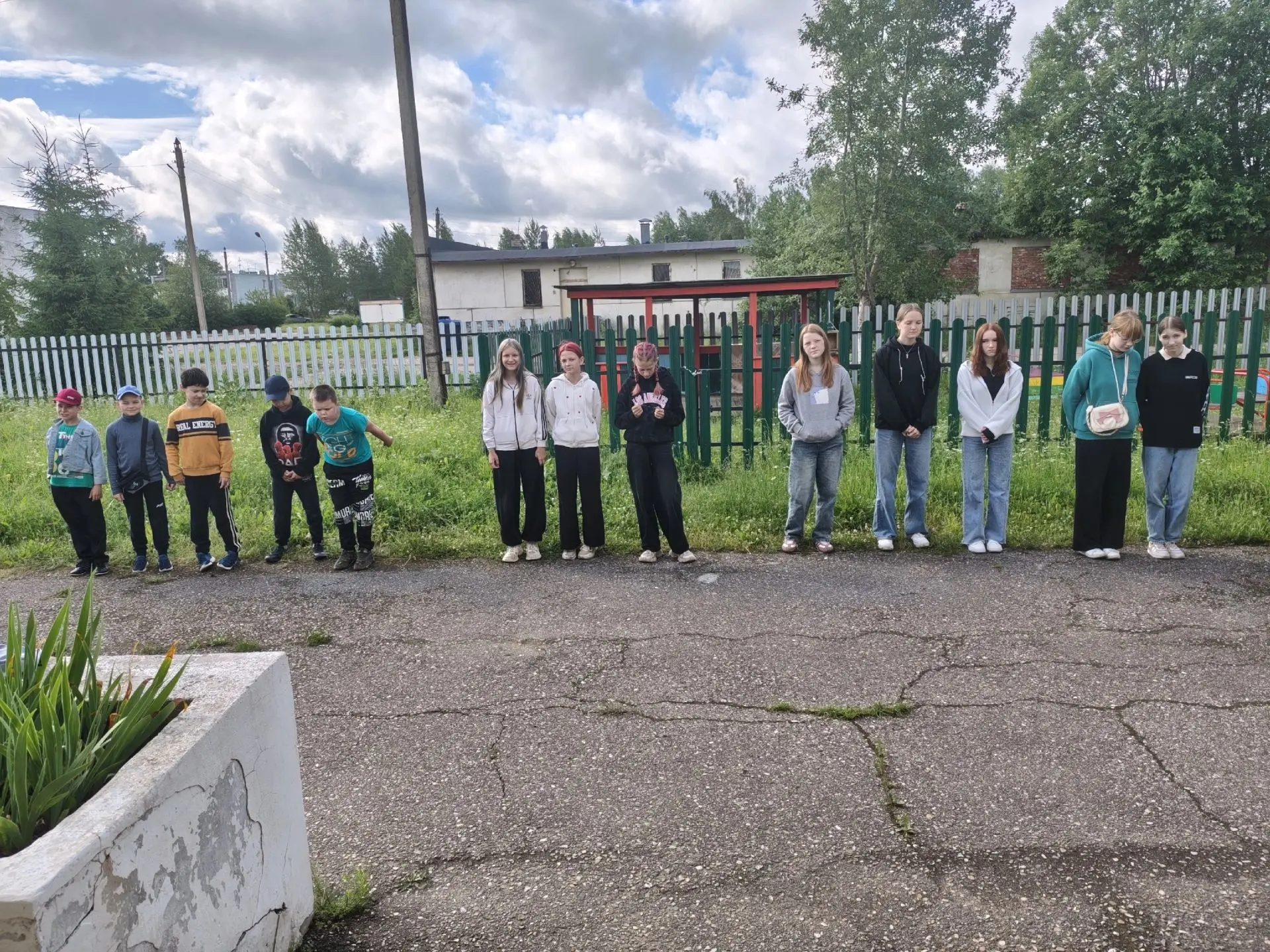 День 12☘
Утро началось, как и положено, с линейки и бодрящей зарядки, которая помогла проснуться и н