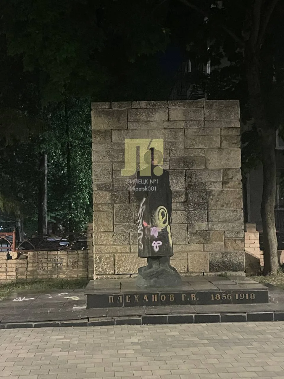 🤯 В Липецке неизвестные разрисовали памятник Плеханову.  По словам очевидцев, вечером вандалы — пред