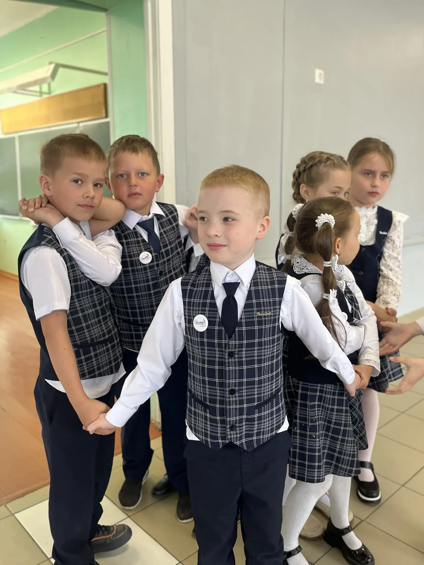 Выпускники 11‑го класса навестили первоклассников и пожелали им успехов на всём школьно...