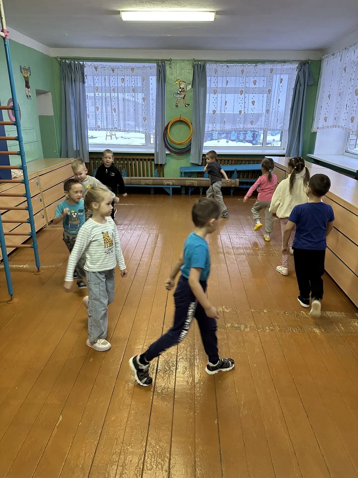 Утренняя гимнастика – обязательная часть ежедневного режима ребенка в семье, детском са...