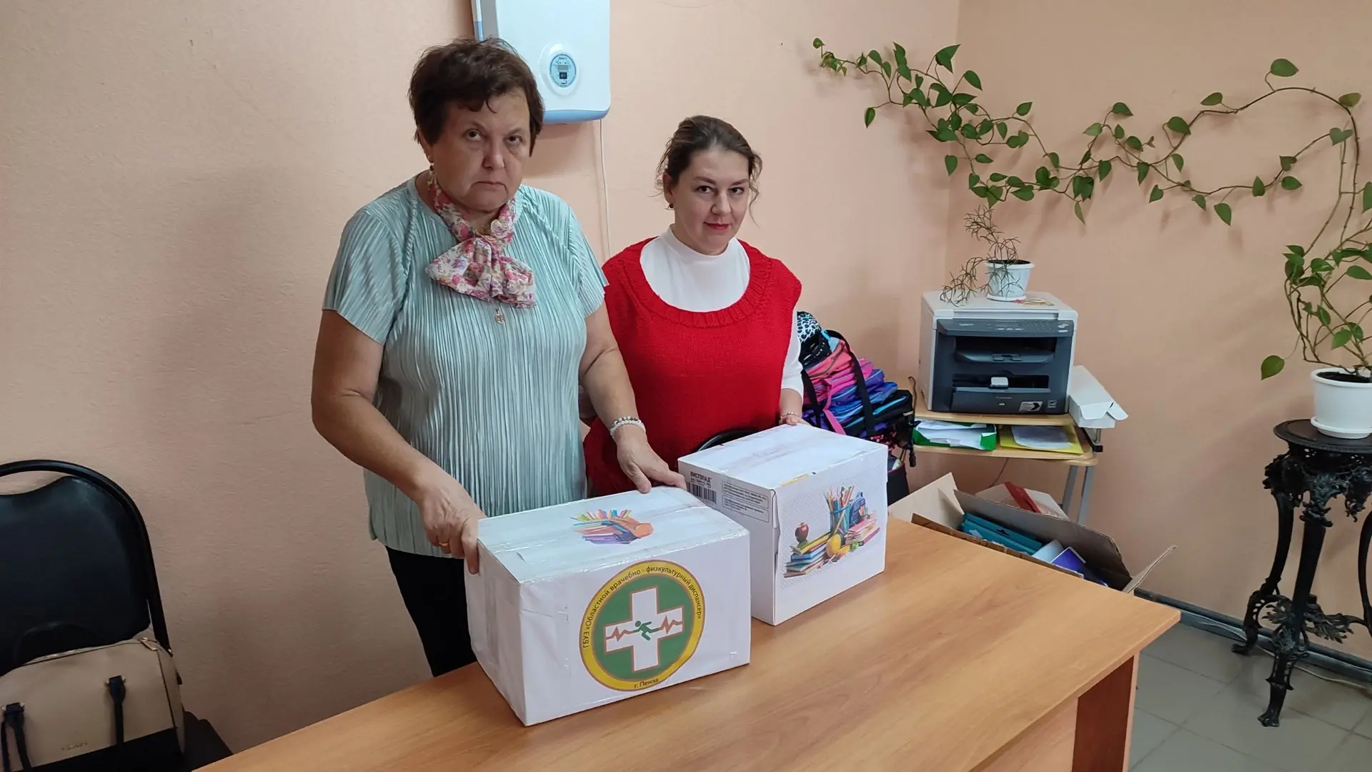 В рамках благотворительной акции «Собери ребенка в школу!», сотрудники Областного враче...
