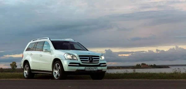 Во Владивостоке мужчина «продал» доверенный ему Mercedes-Benz жене за 10 тысяч рублей