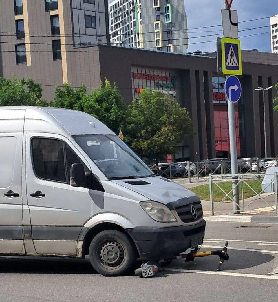 🛴ДТП С САМОКАТОМ, Шараповский пр-д, 9. 

➡️Подросток ударился головой об лобовое стекло и потерял с