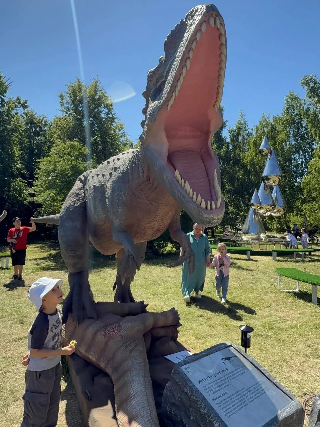 🦕 Бесплатный парк с движущимися динозаврами открылся в парке 850-летия Москвы