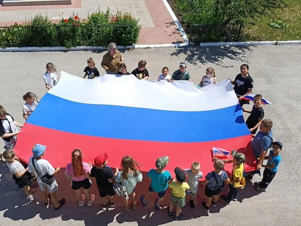 От лица всех воспитанников лагеря «Весёлые ребята» поздравляем вас с Днём России!

«Мы — юные гражда