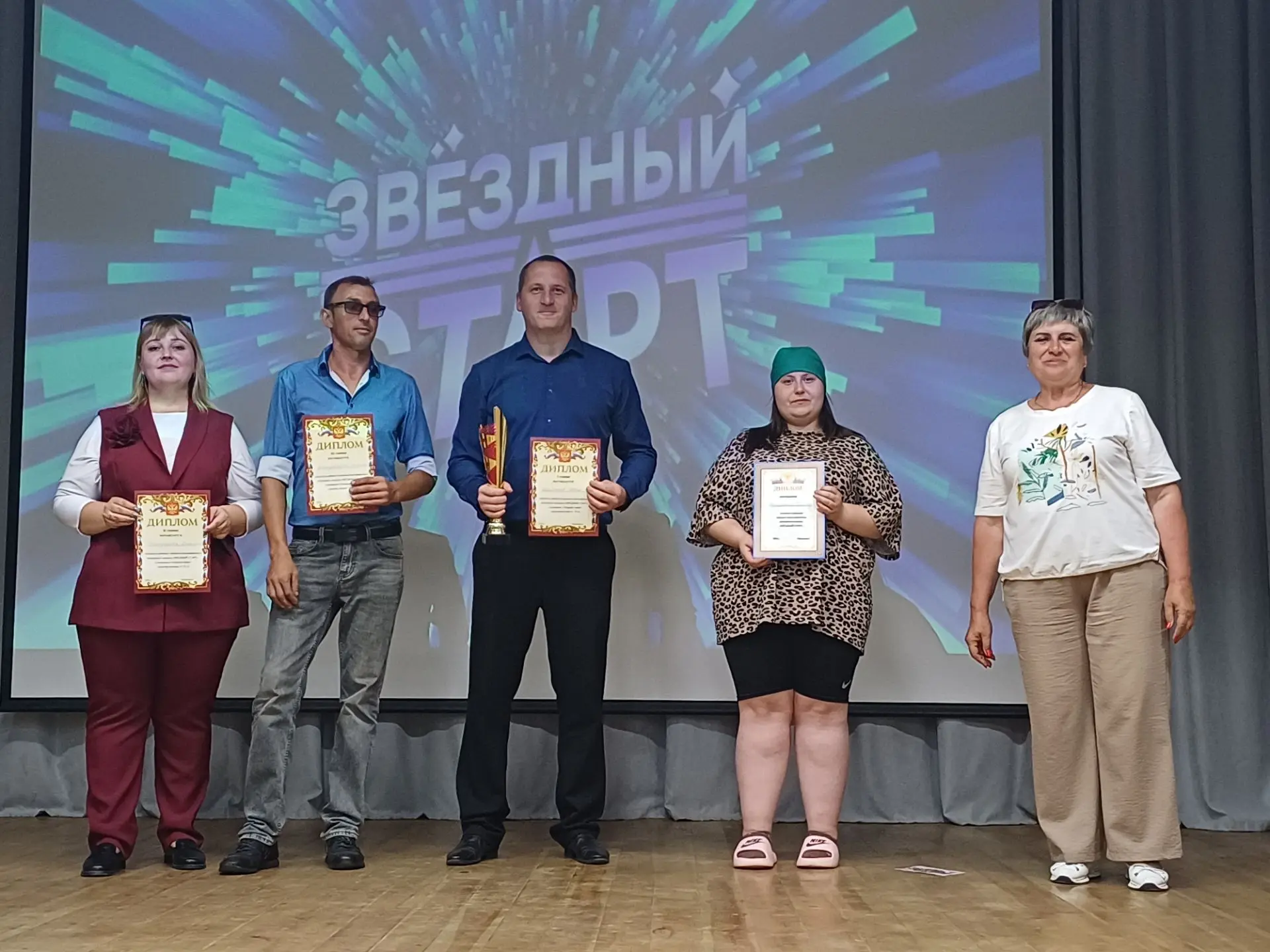 20 июня в СДК п.Алейский состоялся творческий конкурс "Звёздный старт". 
Танцевальные коллективы взя