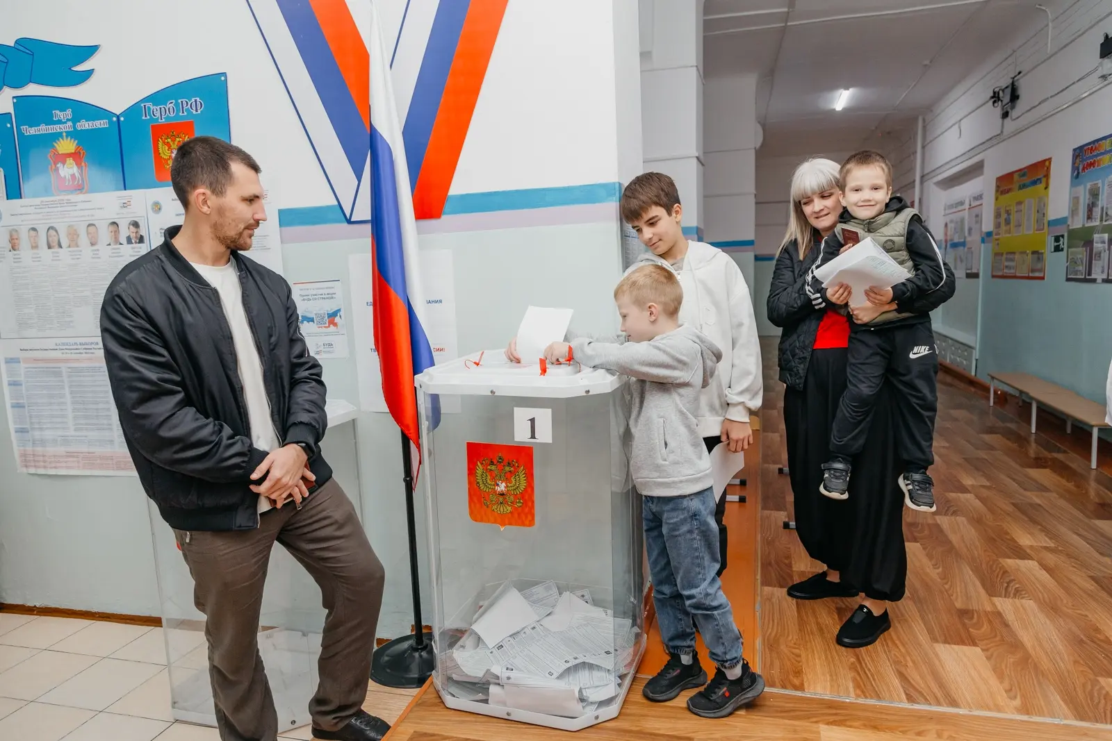 Коркинская многодетная семья Кузнецовых приняла участие в голосовании на выборах депута...