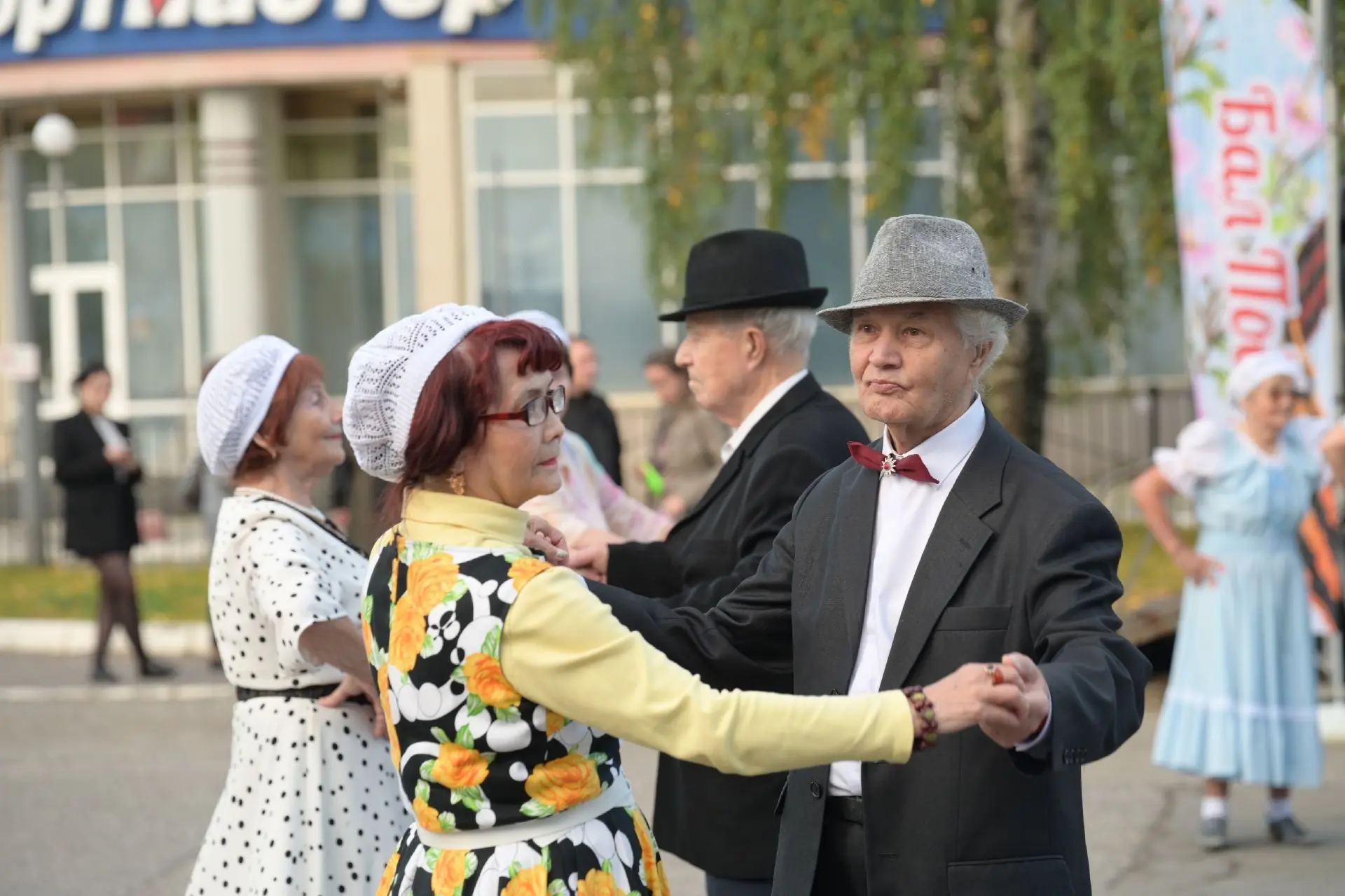 Дорогие наши родители, бабушки и дедушки, примите искренние поздравления с Днём пожилог...
