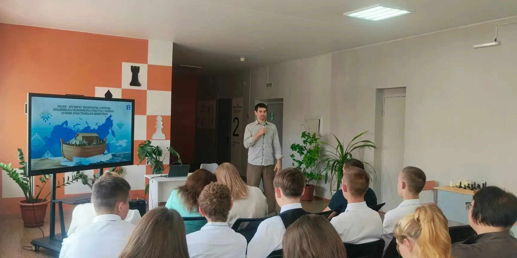 Артем Чеботарев выступил перед детьми и родителями в школе