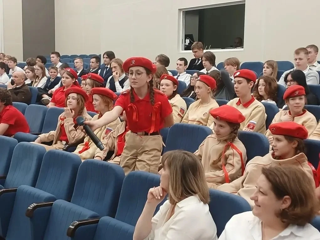 Ребята из школьного военно-патриотического клуба «ЛИДЕР» нашего  «Образовательного комплекса №8» г. 
