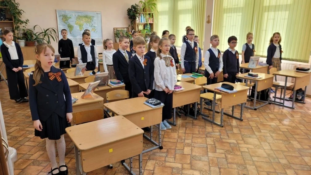 Акция "Георгиевская ленточка" проходит в нашей гимназии🏫 Начиная с церемонии поднятия государственно