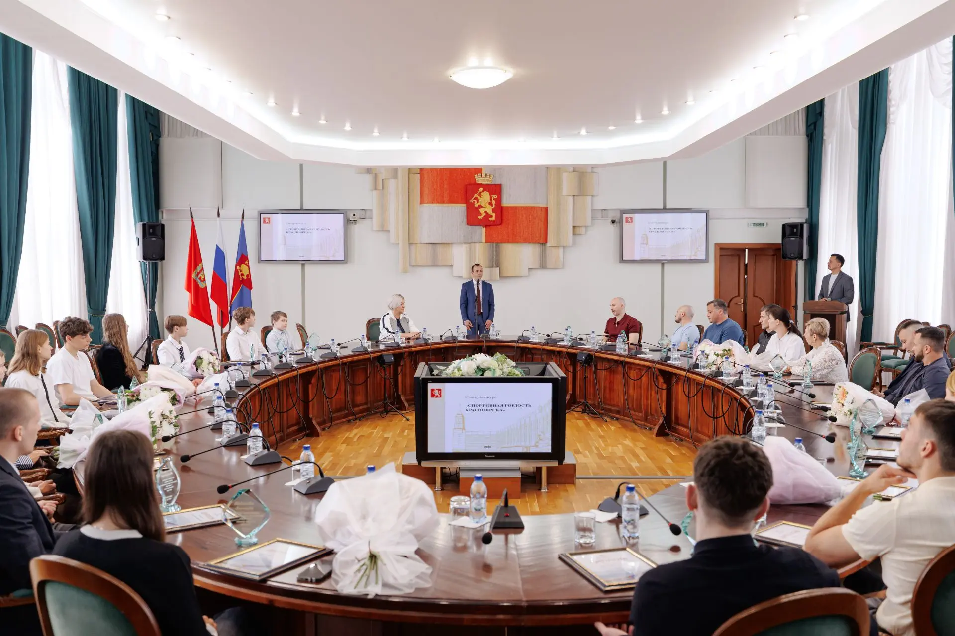 📍В Овальном зале администрации Красноярска состоялась торжественная церемония награжде...