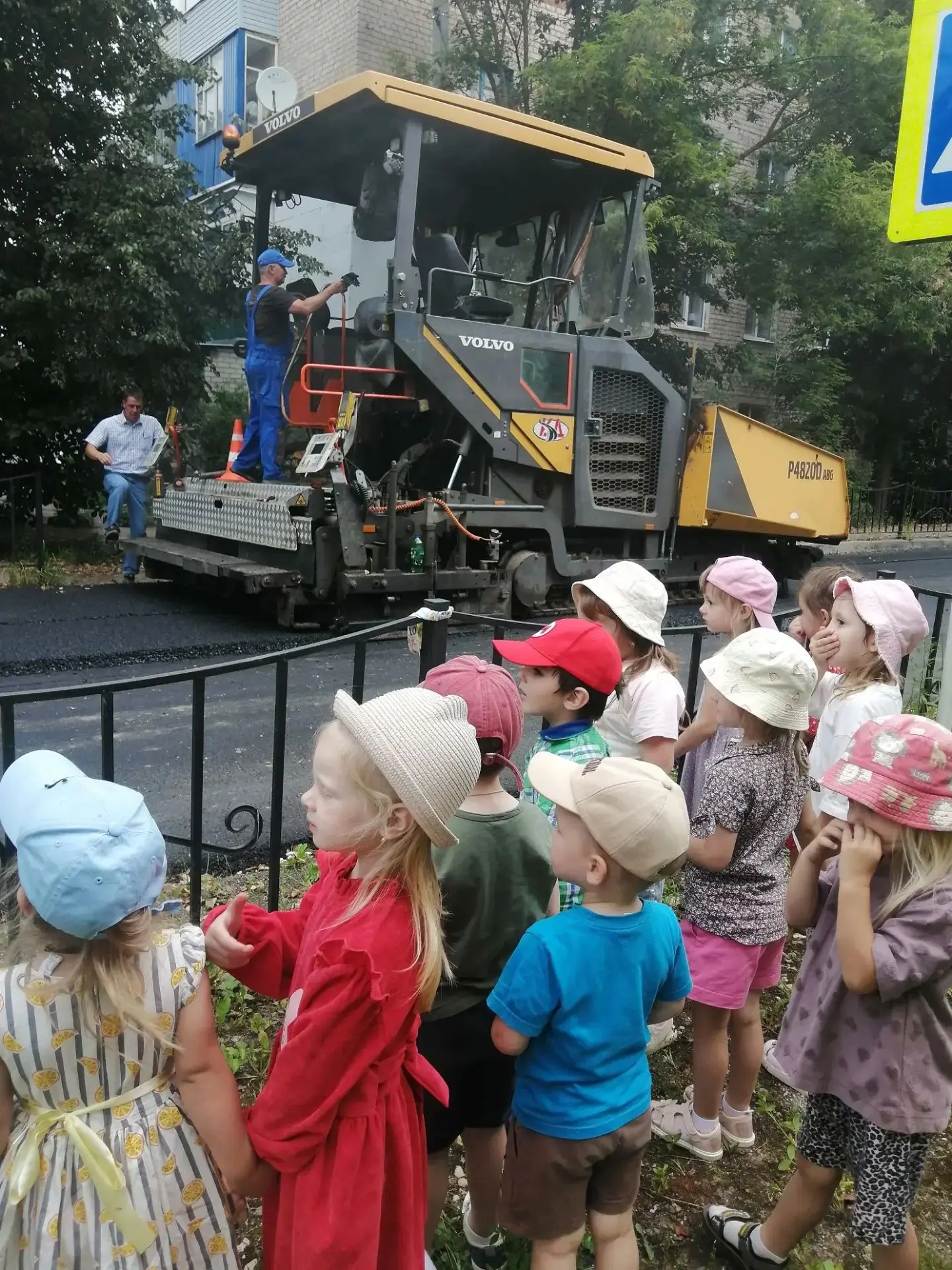 Сегодня в средней группе "Сказка" прошла познавательная  экскурсия "Дороги в нашем городе". Дети сво