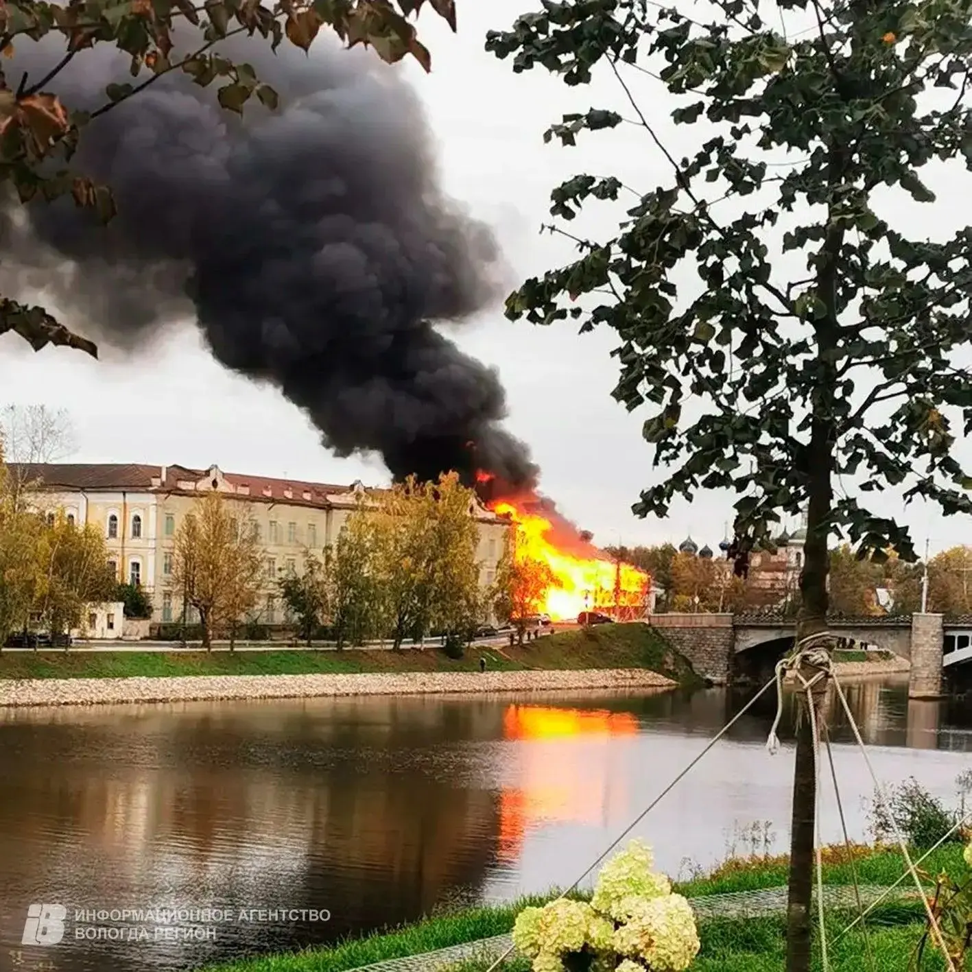 В Вологде сгорел исторический Дом купца Назарова Сегодня около 15:00 на улице… — публикация канала «Онлайн Вологда»