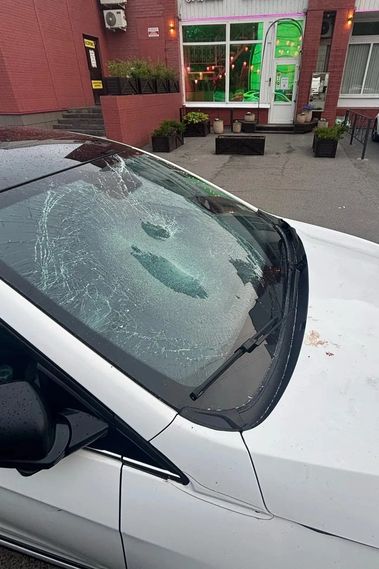 13 июня около четырех часов ночи таксист завершил очередную поездку, доставив клиента к дому на улиц