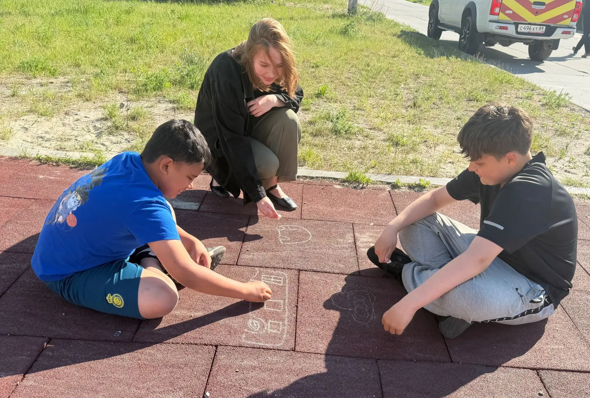 Краски лета!💙💜💛

Специалисты досугового центра провели игровую программу для юных надымчан на пло