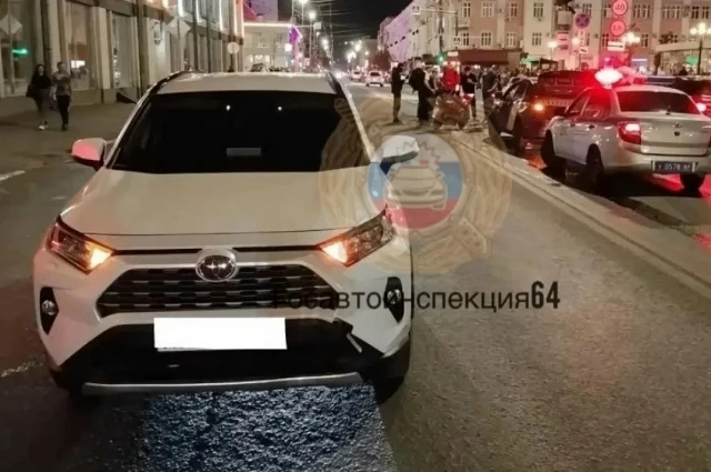 В центре Саратова на упавшую с мотоцикла девочку наехала иномарка