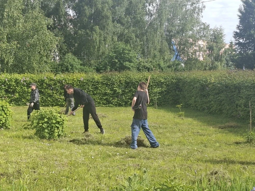Трудимся на благо школы
☀️ Лето, солнце, жара, а наши ребята продолжают трудиться на благо родной шк