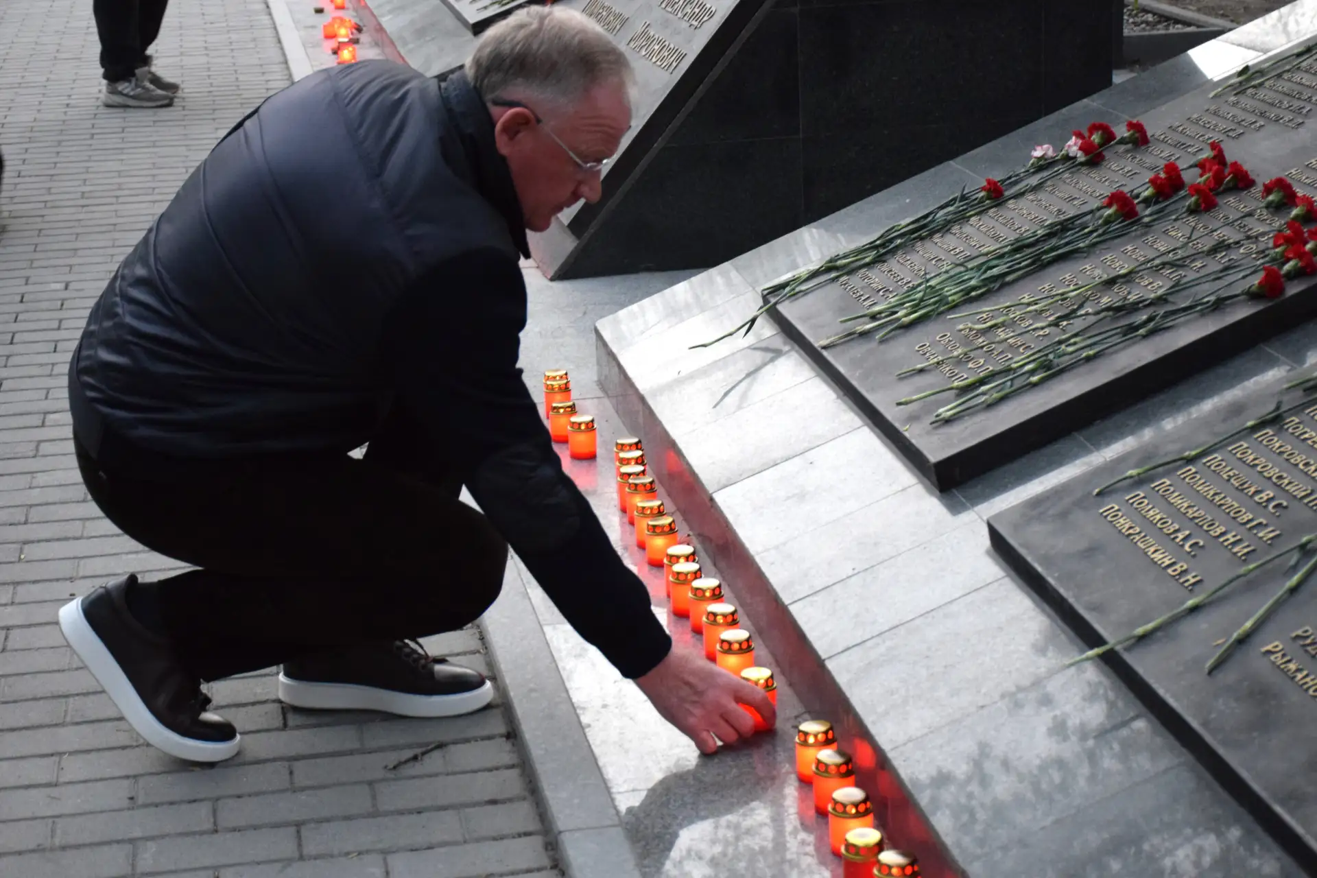 «Свечи памяти» зажгли в Дальнегорске  9 мая глава округа Александр Теребилов с дальнегорцами присоед