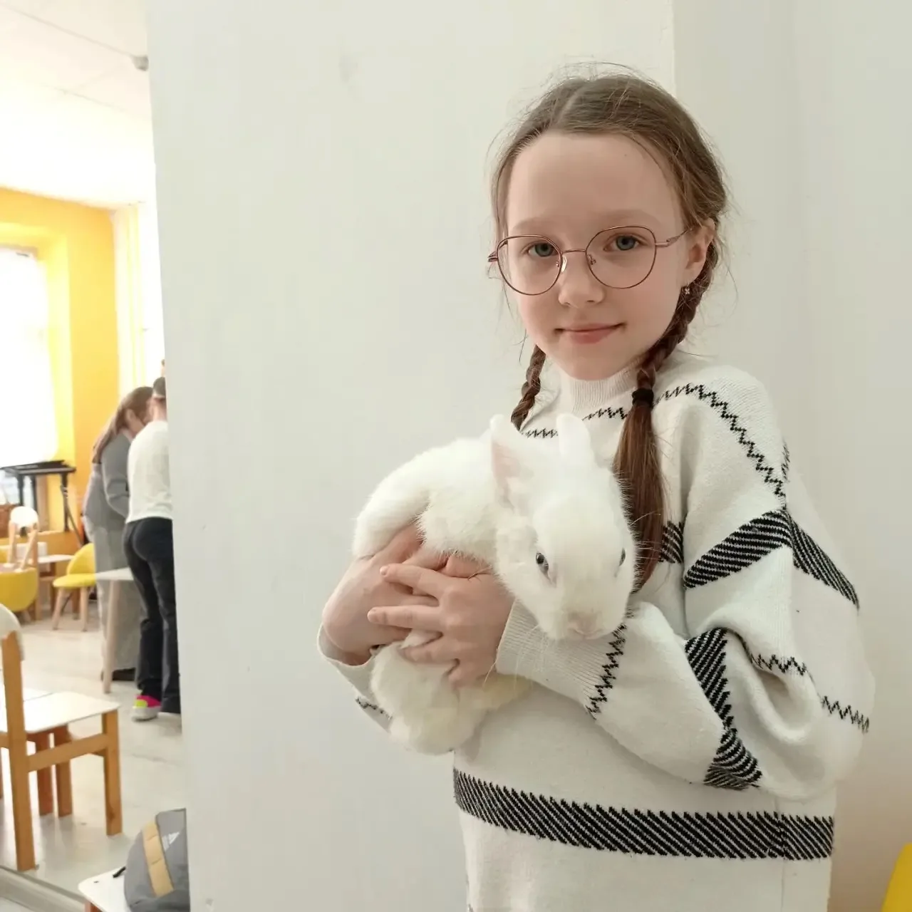 Алёнка с классом ходили на экскурсию к кроликам. Поборола свой страх держать кролика на руках 😍