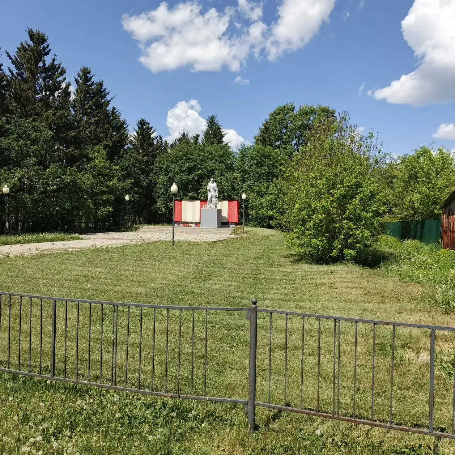 ☀️ Добрый день! 

Работы по благоустройству в самом разгаре. Пока на улицах еще прохладно и спокойно