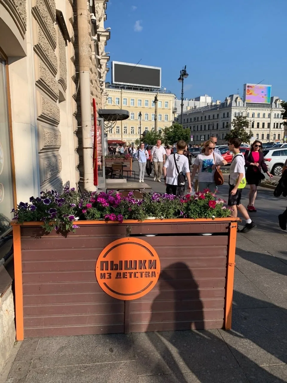 Петербуржцы жалуются на летние террасы, которые занимают тротуары и мешают пешеходам. В...