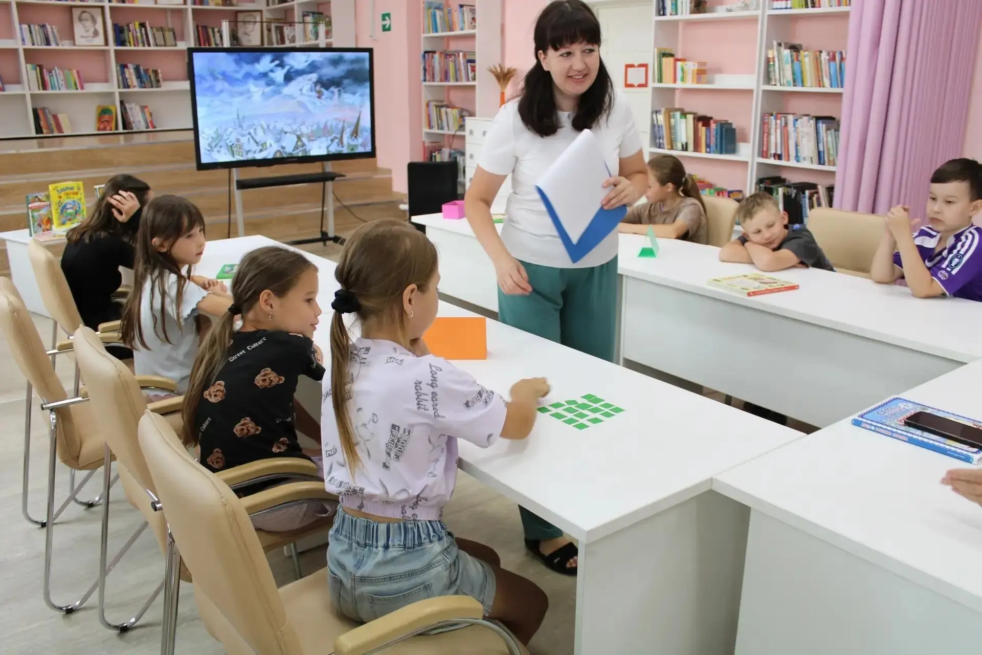 За окном +30, а в детской библиотеке — самый настоящий магический июль! ✨📚 
 
Здесь отправились в б