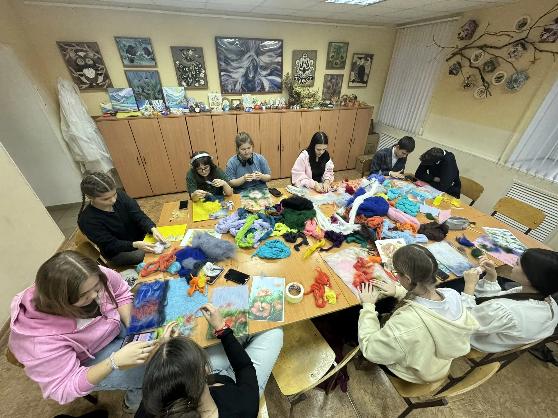 🐑🎨 Шерстяная акварель на занятиях по декоративно-прикладной композиции ✂️

Обучающиеся 7 и 8 класс