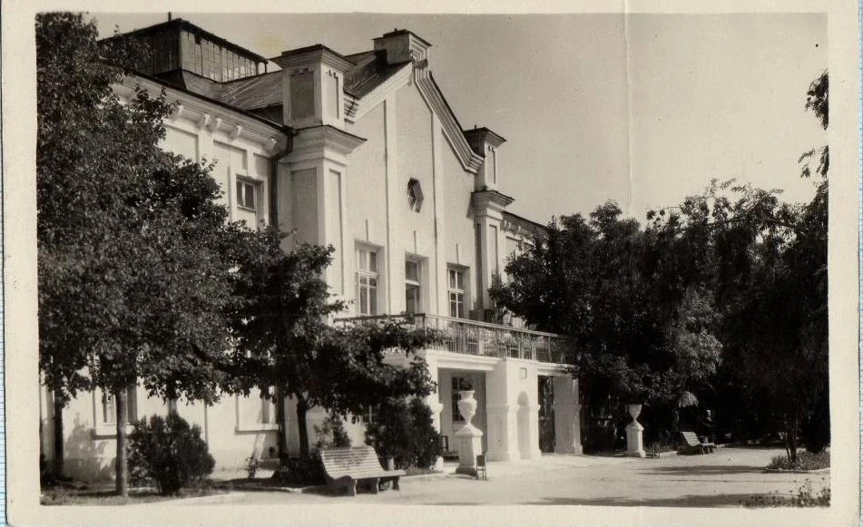 Гостиница Мойнакской грязелечебницы (архитектор А.О. Бернардацци), 1894 год 
(г. Евпатория, ул. Фран