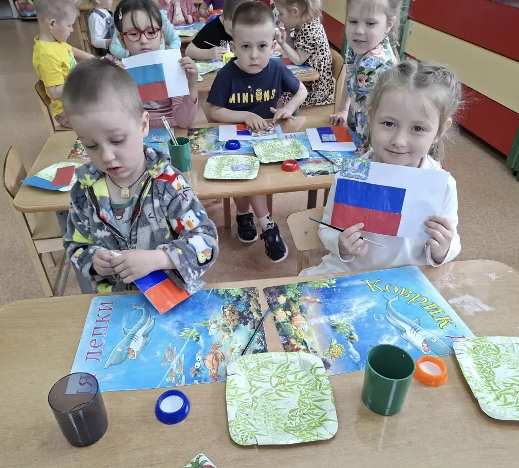 Аппликация в средней группе ко Дню России🎈🎈🎈

✂️Развиваем внимание, мелкую моторику, умение польз