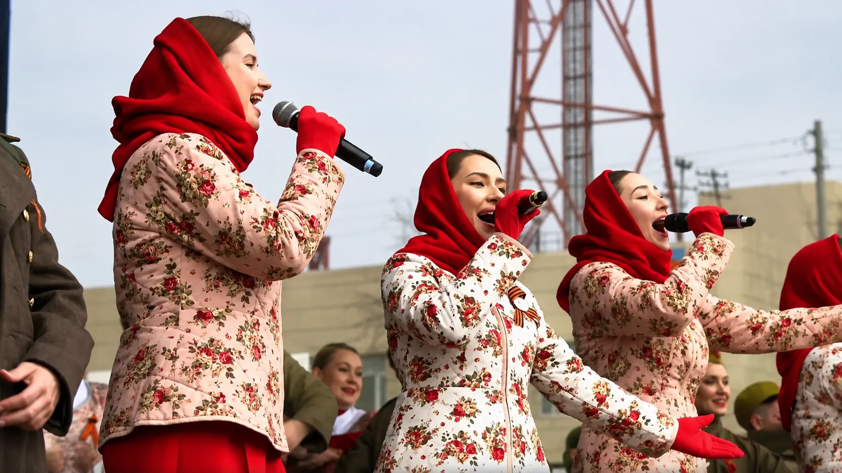 Во всех муниципалитетах Югры празднуют День Победы. На главных площадях проходят концерты, во дворах
