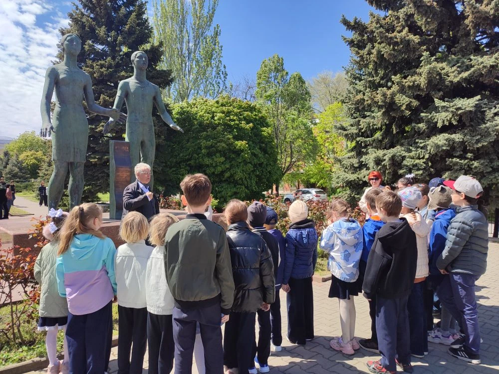 Путешествие к истокам нашей памяти 🙏  Накануне Дня Победы лицеисты 2 А вместе с классным руководител